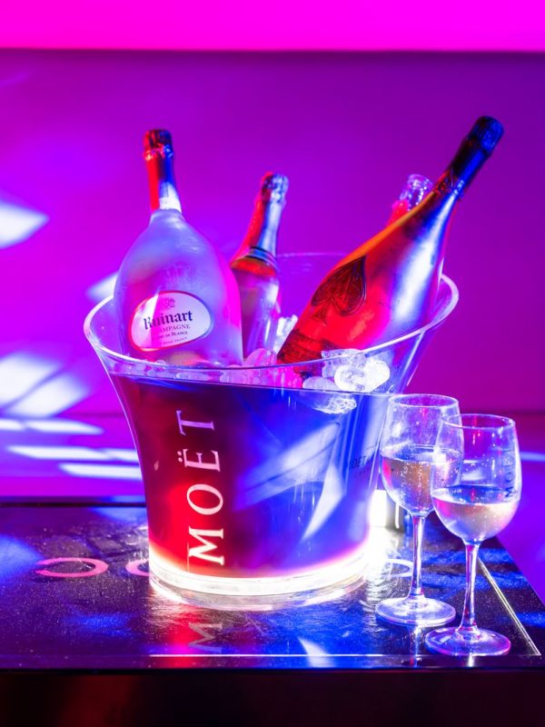 Une soirée au Pandora Club, l’un des clubs libertins les plus prestigieux de Paris, où élégance et séduction se rencontrent.